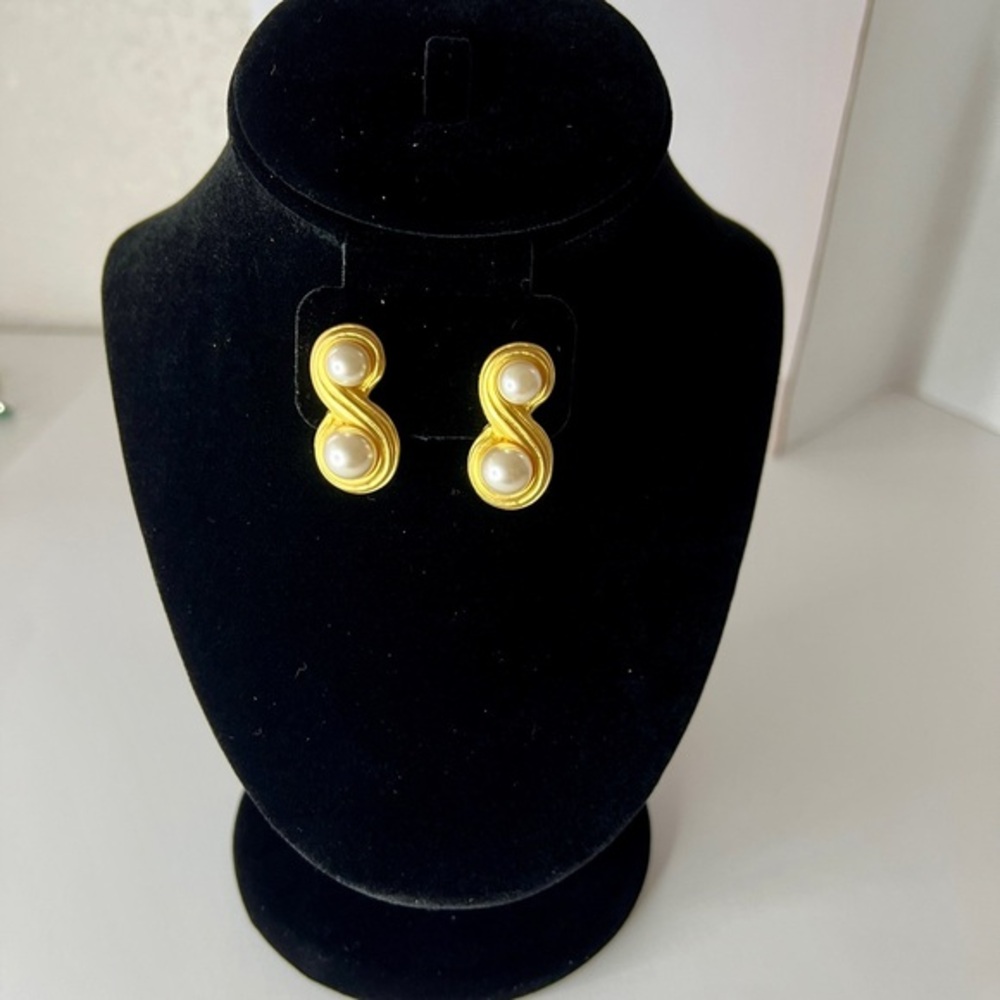 Vintage brushed gold, faux pearl pierced earrings